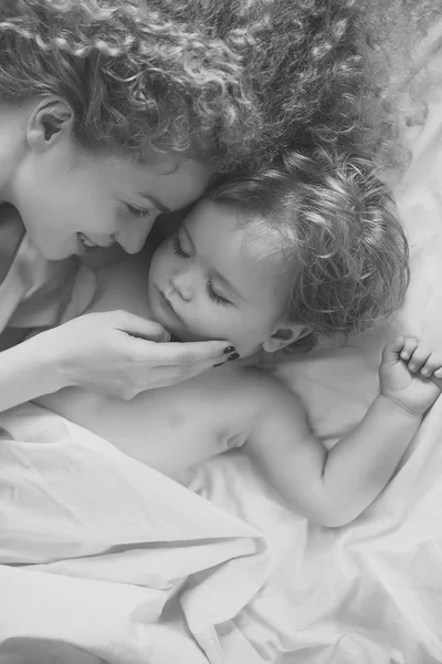 Matka z dzieckiem do spania — Zdjęcie stockowe