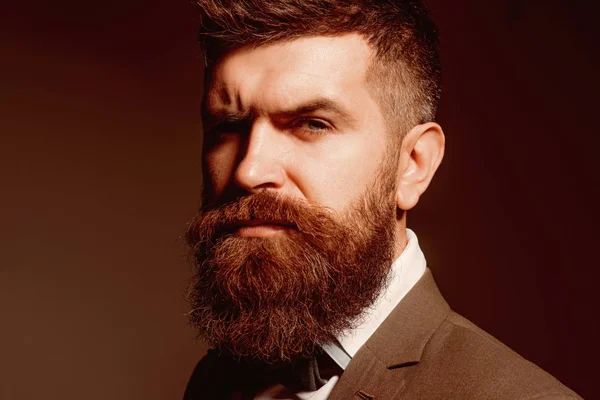 Barber y negocio de suministros de belleza. Barbudo tras peluquería. Hombre con barba larga en ropa de negocios. Como siempre. Moda para hombre. El negocio de la moda es lo opuesto al glamuroso —  Fotos de Stock