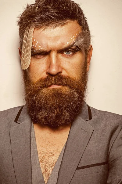 Conceito de barbeiro. Homem barbudo com barba elegante na barbearia. Barbeiro e cabeleireiro. Um salão de barbeiro que se preocupa contigo. — Fotografia de Stock
