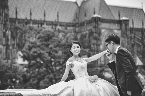 Chino lindo jóvenes recién casados al aire libre — Foto de Stock