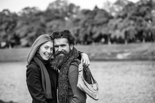 Sonbahar parkında genç bir çift