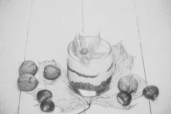Gelaagde dessert met room en bloem topping in glas — Stockfoto