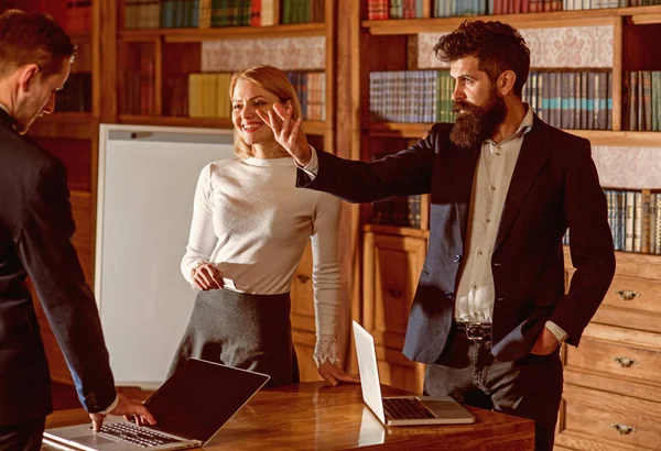 Online kavramı. İş adamları dizüstü online bilgi için kullanın. Online dijital kütüphane. Çevrimiçi eğitim kursu