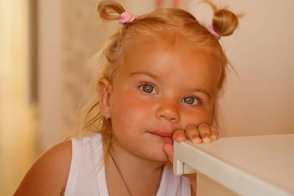 Es una manera muy divertida de hacer jazz en el cabello cotidiano. Peinado de chicas elegantes. Niña con colas de moño. Los niños pequeños usan un peinado divertido. Niño adorable con el pelo rubio. Peluquería para niños. Sin enredos — Foto de Stock