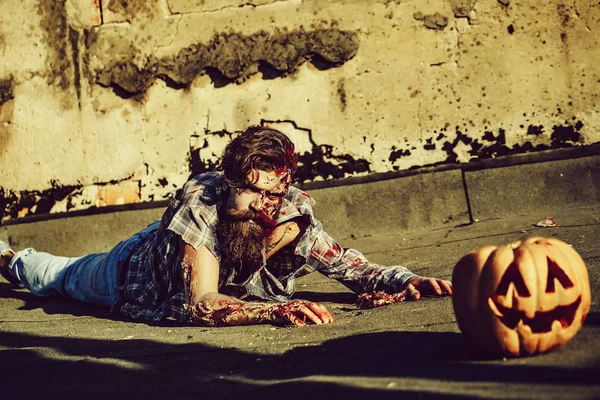 Zombie man leży na dyni — Zdjęcie stockowe