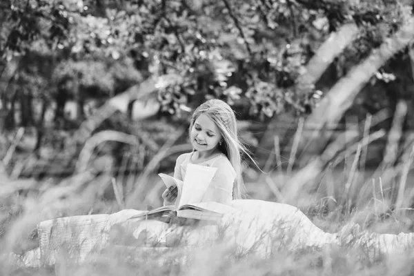 Mała dziewczynka w sukni z kosz owoców i książki — Zdjęcie stockowe