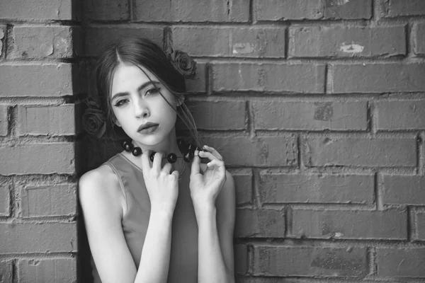 Menina com maquiagem elegante e rosa flor no cabelo — Fotografia de Stock