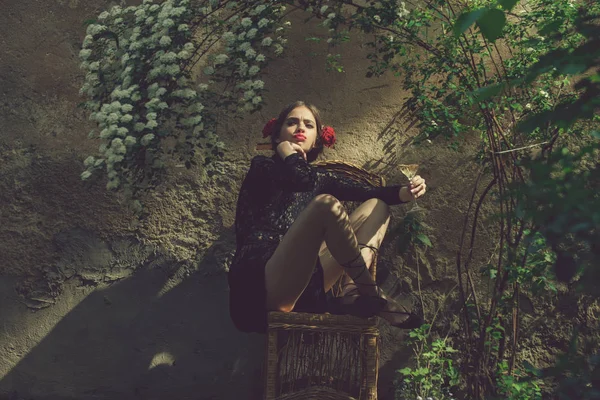 Kırmızı dudaklar ile Şarap kadehi oturan kızla