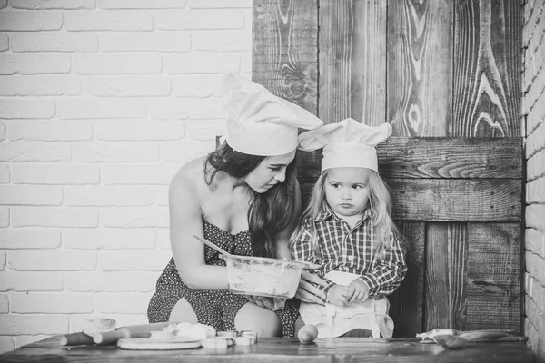Criança triste menino com mulher na cozinha — Fotografia de Stock