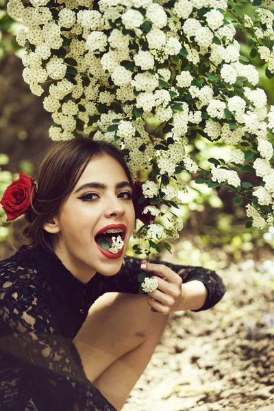 Vrouw met modieuze Spaanse make-up, roze bloem in haar — Stockfoto