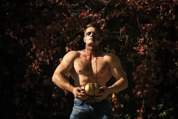 Хэллоуин человек с лицом зомби на фоне осеннего листа . — стоковое фото