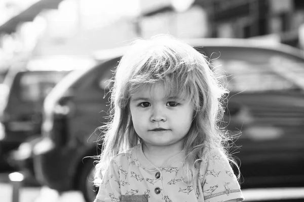 在城市的街道上行走的可爱的小宝贝男孩 — 图库照片
