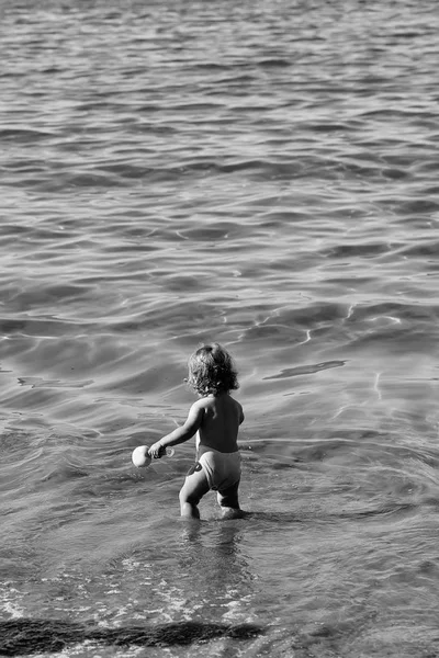 Kleine jongen in zeewater — Stockfoto