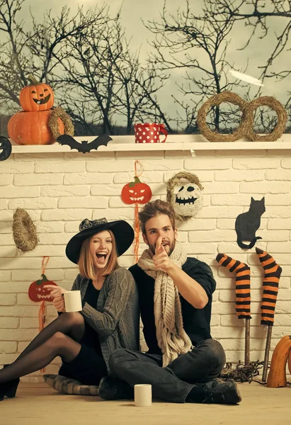 Halloween nő boszorkány kalap kacsintás — Stock Fotó