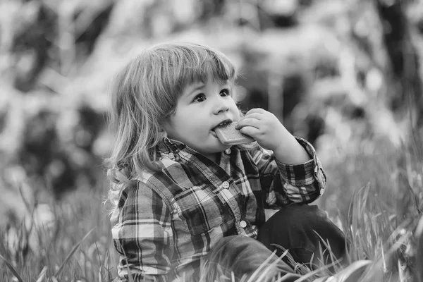 Küçük çocuk açık