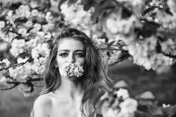 Sensuell kvinna i blom — Stockfoto
