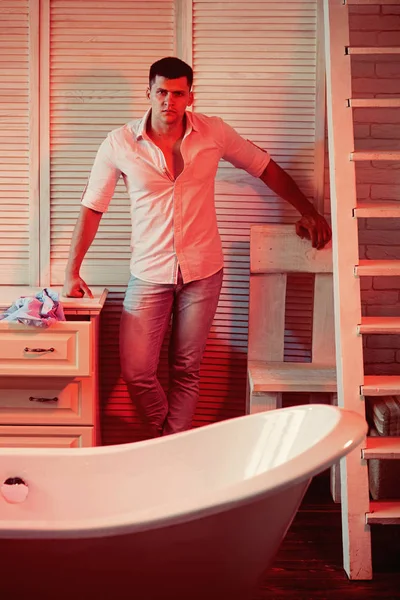 Bărbat gata pentru a avea baie la baie pentru a reîmprospăta — Fotografie, imagine de stoc