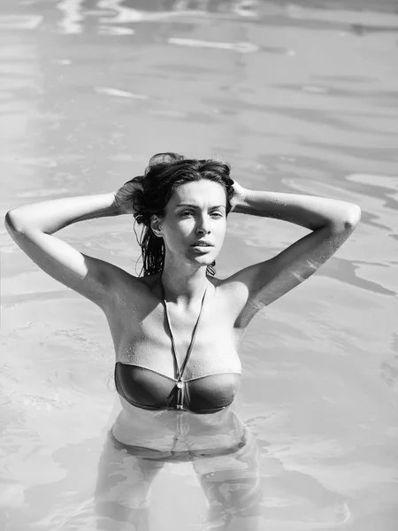 Mooie sexy vrouw in zwembad — Stockfoto