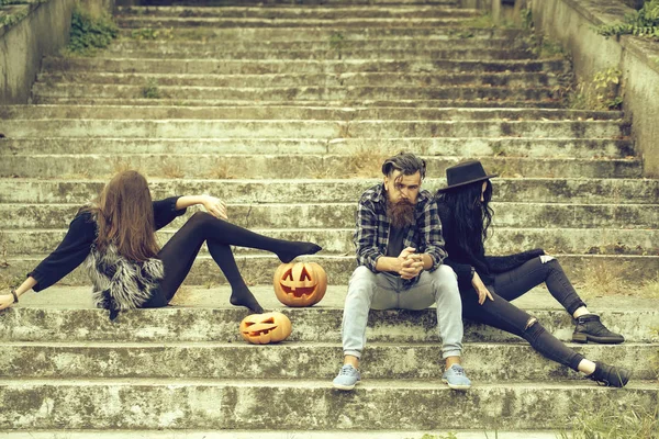 Halloween az ember és a lányok tök — Stock Fotó