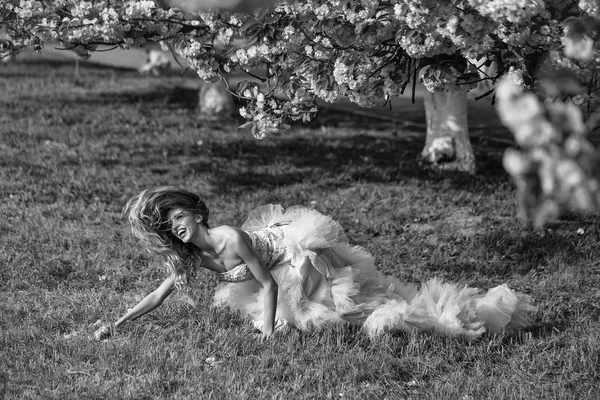 Sensuele vrouw op gras met bloom — Stockfoto