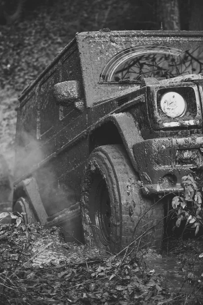 Součástí auta uvízl ve špíně, zblízka. Dirty pneumatiky — Stock fotografie