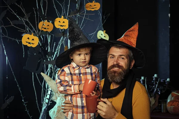 Ragazzo di Halloween con viso felice e uomo alla zucca . — Foto Stock