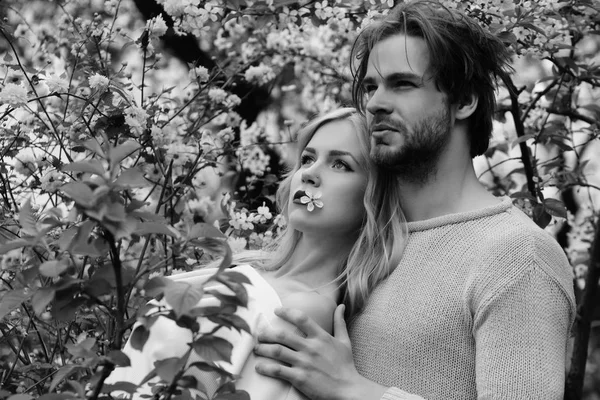 Mutlu sevgi dolu çift park. kiraz, sarı çiçek çiçek