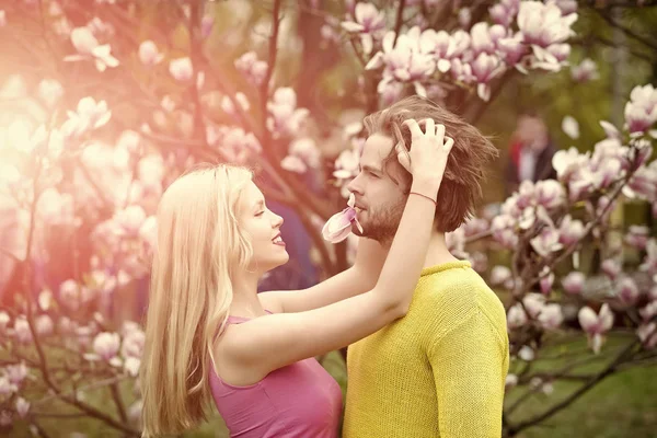 Hombre y mujer en primavera, Pascua . —  Fotos de Stock