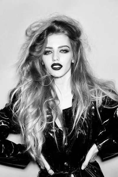 Güzel kadın deri ceket