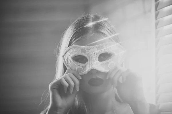 Maskeli balo maskesi yüzünde makyaj kız — Stok fotoğraf