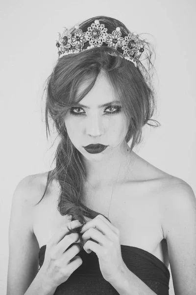 Модна студія фото красивої жінки з яскравим макіяжем, одягнена в корону в волоссі — стокове фото