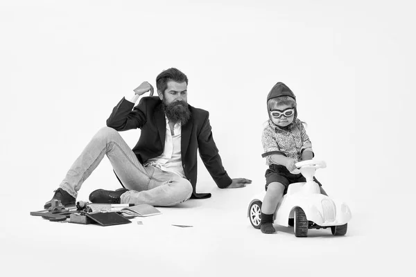 Petit garçon conducteur ou pilote et père barbu — Photo