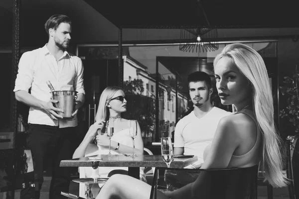 Arkadaşlar şampanya için kafede açık