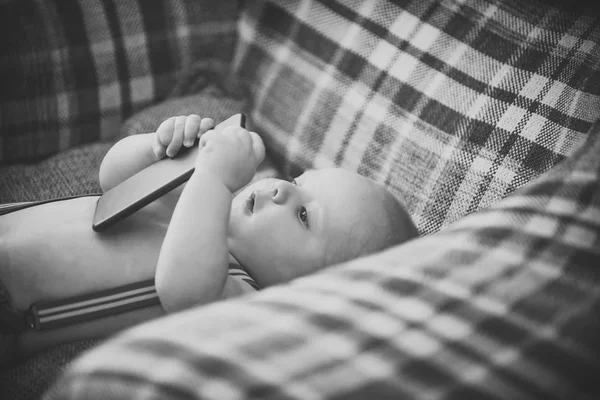 Baby gebruik mobiele telefoon of smartphone — Stockfoto