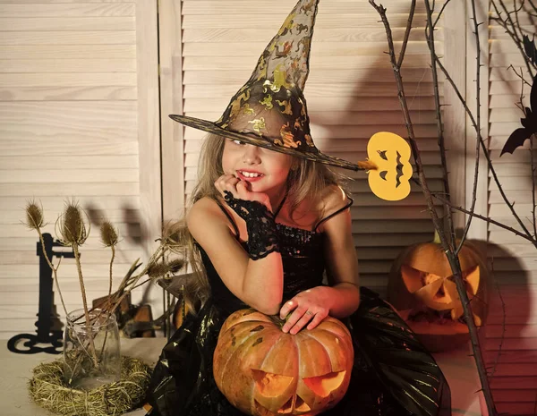 Halloween feest en viering concept. Kid in heks hoed — Stockfoto