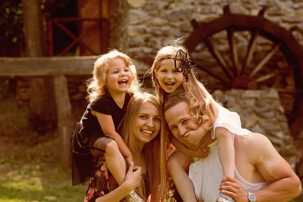 Boldog gyermekkor, a család, a szeretet — Stock Fotó