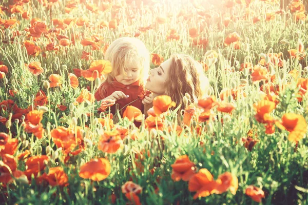 Dia das mães, menina e menino no campo da papoula — Fotografia de Stock