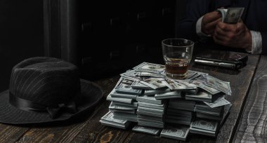 Küçük işletme konsepti. Takım elbiseli adam. Mafya. Para kazanmak. İşadamları muhasebeci bürosunda çalışıyor. Ekonomi ve finans. Adam muhasebeci. Para hareketi. Ben zenginim.