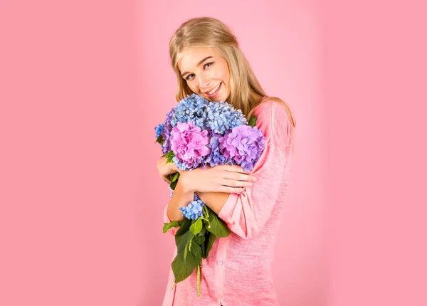 Belleza de verano. Retrato de mujer de moda. Cabello y piel sanos. Maquillaje cosmético y cuidado de la piel. Mujer de primavera con flores de hortensias. chica con maquillaje de verano. Gracias. — Foto de Stock