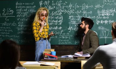 Özel ders bilgileri açıklamak olan ve öğrencilerin tepki olduğunu. Güzel arka plan. Öğrenciler bir oditoryum dersler arasında teneffüs sırasında iletişim.