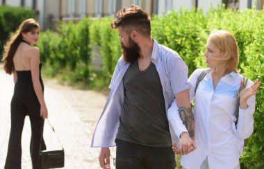 Kadın avcısı. Adam karısını ya da kız arkadaşını aldatıyor. Aşk üçgeni ve üçlü seks. Sakallı adam diğer kıza bakıyor. Hippi iki kadın arasında seçim yapıyor. İhanet ve sadakatsizlik. Sadakatsiz aşk