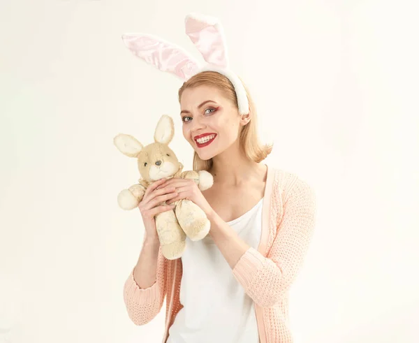 Oyuncak ile tavşan kulakları mutlu kadın. Tavşan tavşan ı kulaklı kadın. Mutlu paskalyalar. Bahar tatili. Tavşan oyuncaklı kız. Yumurta avı. Geleneksel gıda olarak Paskalya yumurtaları. Paskalya'ya hazırlanıyorum — Stok fotoğraf