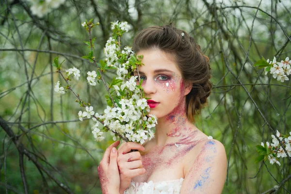 Sommerferien. natürliche Schönheit und Wellness-Therapie. Sommermädchen am blühenden Baum. Gesicht und Hautpflege. Frauengesundheit. Allergie gegen Blumen. Frühling. Wettervorhersage. Frau mit Frühling Mode Make-up — Stockfoto