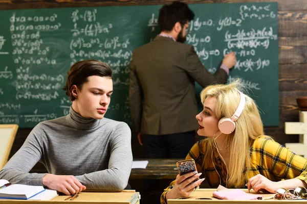 Studentská konference v podkroví interiéru Coworkingové pomocí digitálních zařízení a wifi. Studenti se připravují na zkoušky v učebně interiéru za stolem. — Stock fotografie