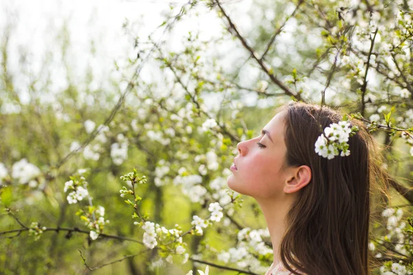 Summer girl with long hair. blossom. Spring woman. Springtime and vacation. Natural beauty and spa therapy. Woman with fashion makeup. face and skincare. Travel in summer. Spring time — ストック写真
