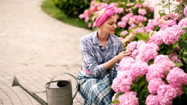 Jardinage et concept de personnes. Les femmes aiment les fleurs. Magnifiques fleurs. Belles fleurs de jardin. Fleurs printanières. Concept Maison et Jardin . — Video