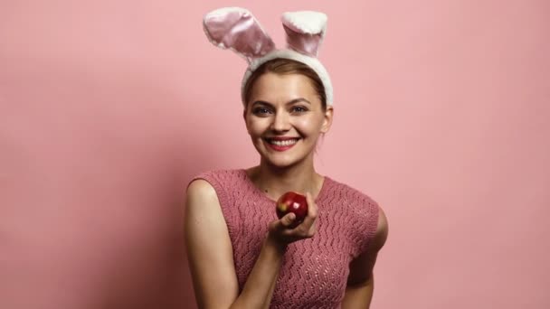 Osterhasen Mädchen auf rosa Hintergrund. Frohe Ostern. schöne sexy junge Frau trägt Hasenohren am Ostertag. hübsches Mädchen bereitet sich auf Ostern vor.