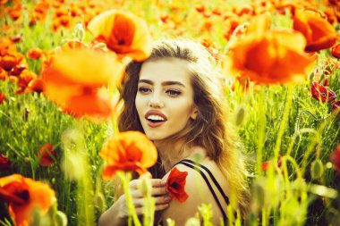 haşhaş tohumu alanındaki kız