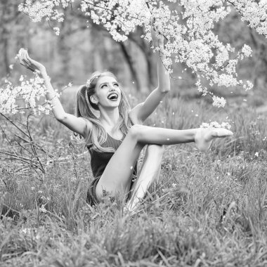 Çiçeği güzel kız