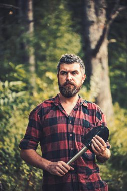 Doğal yeşil peyzaj üzerinde uzun sakallı hippi. Hipster seyahat gün yaz yeşil orman içinde kürek ile